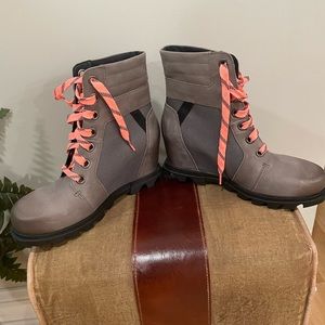 SOREL Joan of Arc Wedge Booties. Classic with a little punch of color!